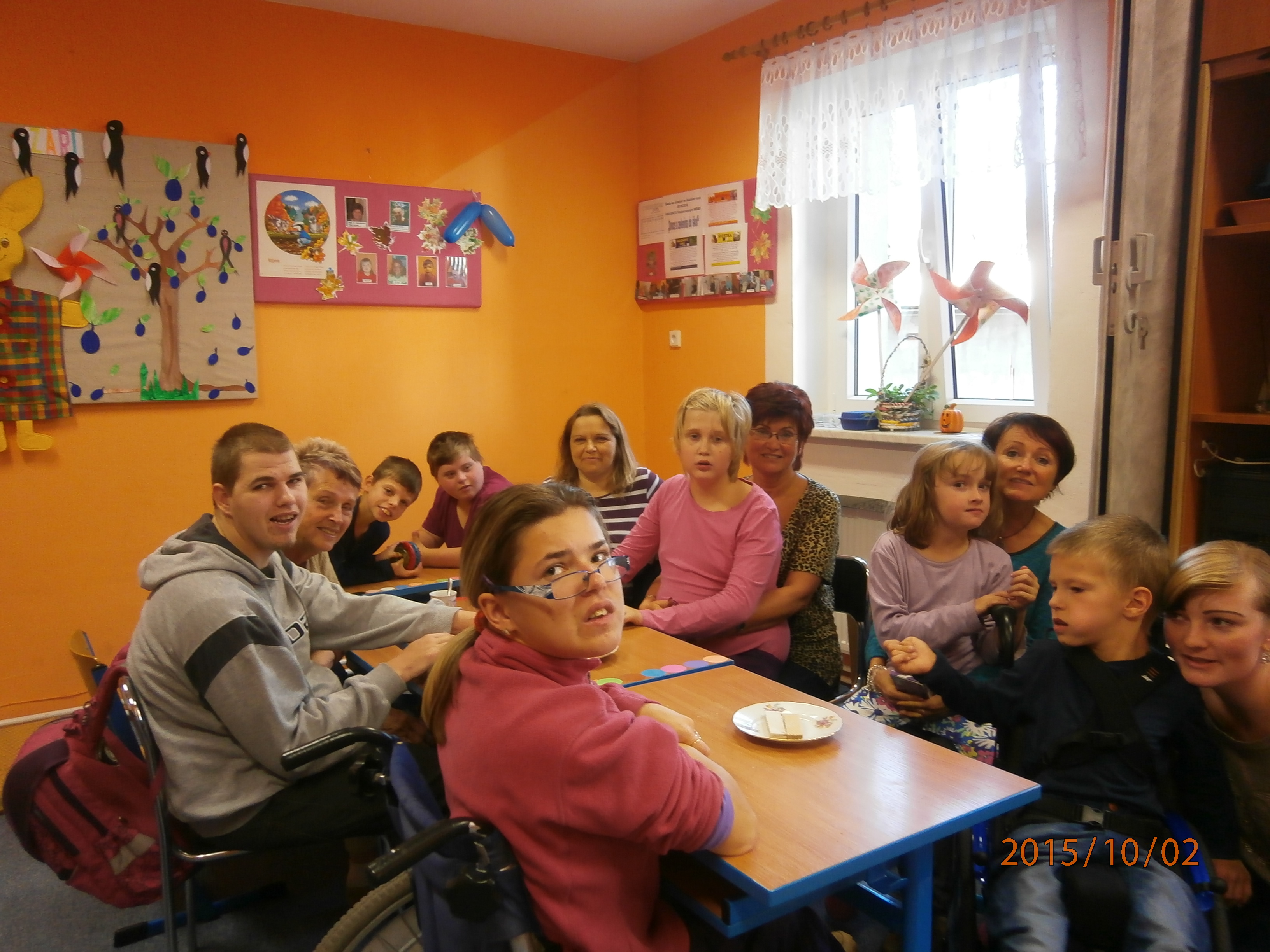 Žáci V. a VI.třídy se svými třídními učitelkami a pedagogickými asistentkami  při posezení s Markem a jeho maminkou.